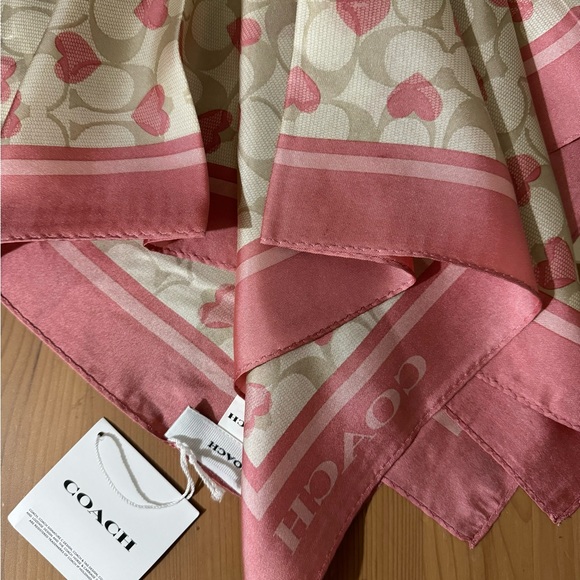 🥰 Coach Signature Heart Print Silk Bandana - Picture 4 of 9